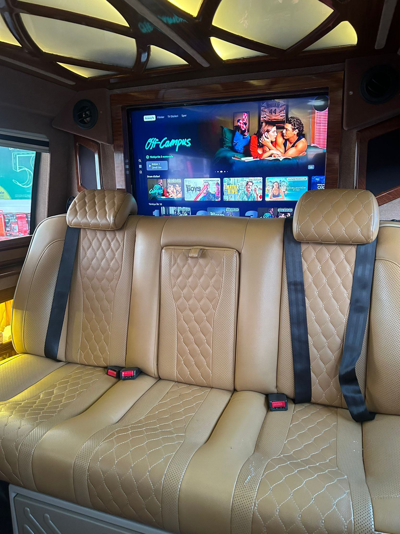 Vito VIP iç mekan: deri koltuklar ve geniş ekran TV