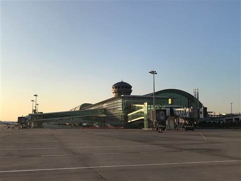 Havalimanında isim tabelasıyla müşteri karşılama