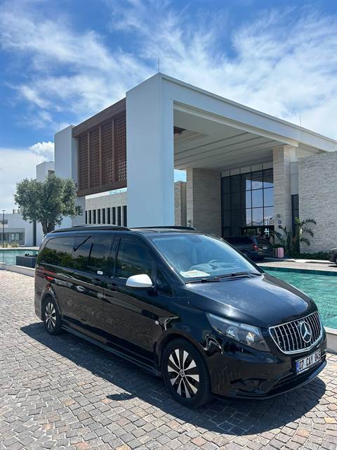 Otel önünde VIP araç